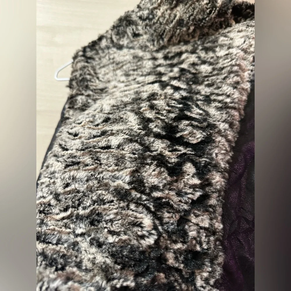 Dolce Cabo Faux Fur Vest – Women’s Medium – Y2K Style Zip Up or Open Front - Picture 5 of 8